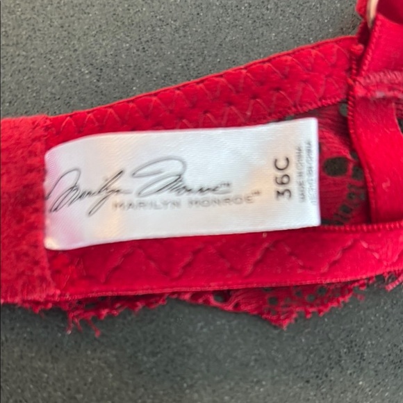 Marilyn Monroe Elegant Red Lace Bra - Picture 2 of 7